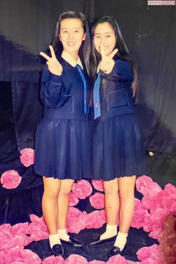 女子高生時代の君江さんと大桐さん。明るい人柄は変わらない