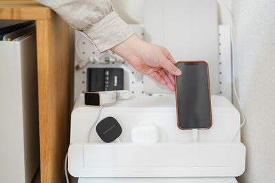 ガジェットの整理には充電ステーションを楽天で探して購入。「ごちゃついていた電源タップとケーブルを隠せて充電中もスッキリ」。コードなども束ねておくとからまない。写真／フジモリタイシ、ヒラヤマタイジロー（『スキマをうめる収納ルール』より）