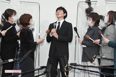 12月3日、都内で行われた謝罪会見で問い詰められ、天を仰ぐ渡部建