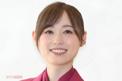 久保建英と結婚発表の福原遥、3万9600円ドレスとブルガリ着用で見せた“しごでき”素顔