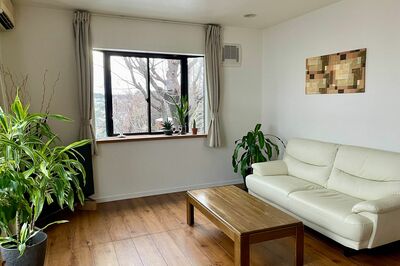 60代専業主婦YouTuberライフさんが「捨てて手に入れた」身軽な暮らし、重い服・合わない友達・苦手な家事は…