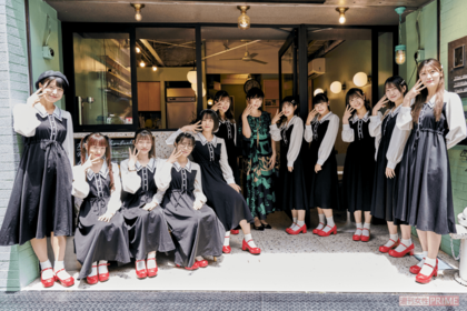 プロデュース中のアイドルグループ「milk&honey」のメンバーたちと。12人のメンバー構成で、グループ名は岡本が命名した