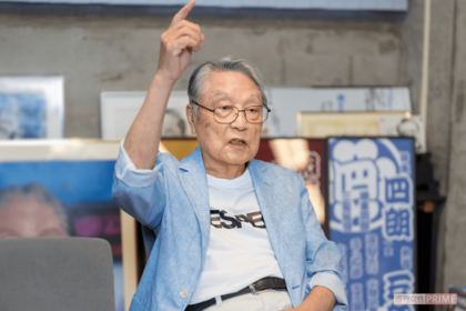 電線に引っかかった焼夷弾が近所の男性に落ちたときの様子を手振りを加えながら語る（撮影／佐藤靖彦）