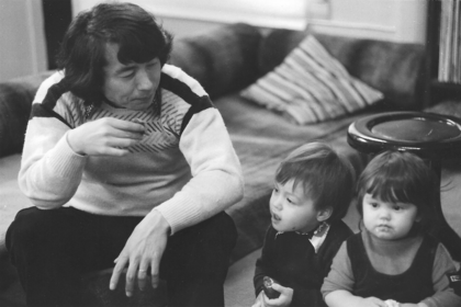 長男のヤンネさん（左）と長女のサトゥさん