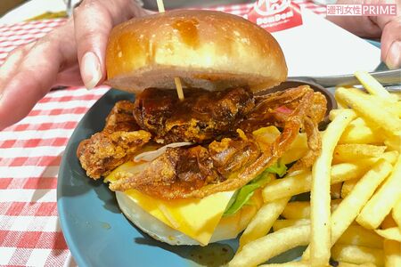 バンズの中からコンニチハ！　「ボク、オイシイヨ……コワクナイヨ」『ドムドムバーガー』の丸ごとカニバーガー