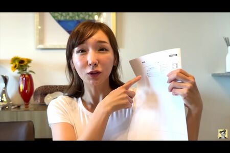 自腹で取った航空券の領収書を見せる加護亜依（公式YouTubeより）