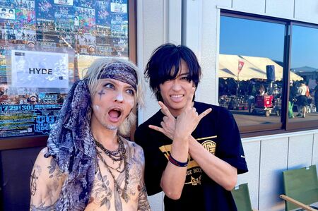 7月29日に『男鹿ナマハゲロックフェスティバル』に出演したHYDE。オメでたい頭でなによりの赤飯と（赤飯のツイッターより）