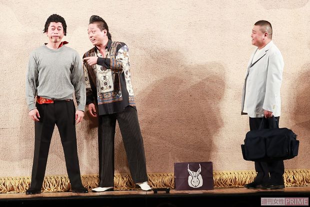 キャベツ確認中と川畑泰史　撮影／森田晃博