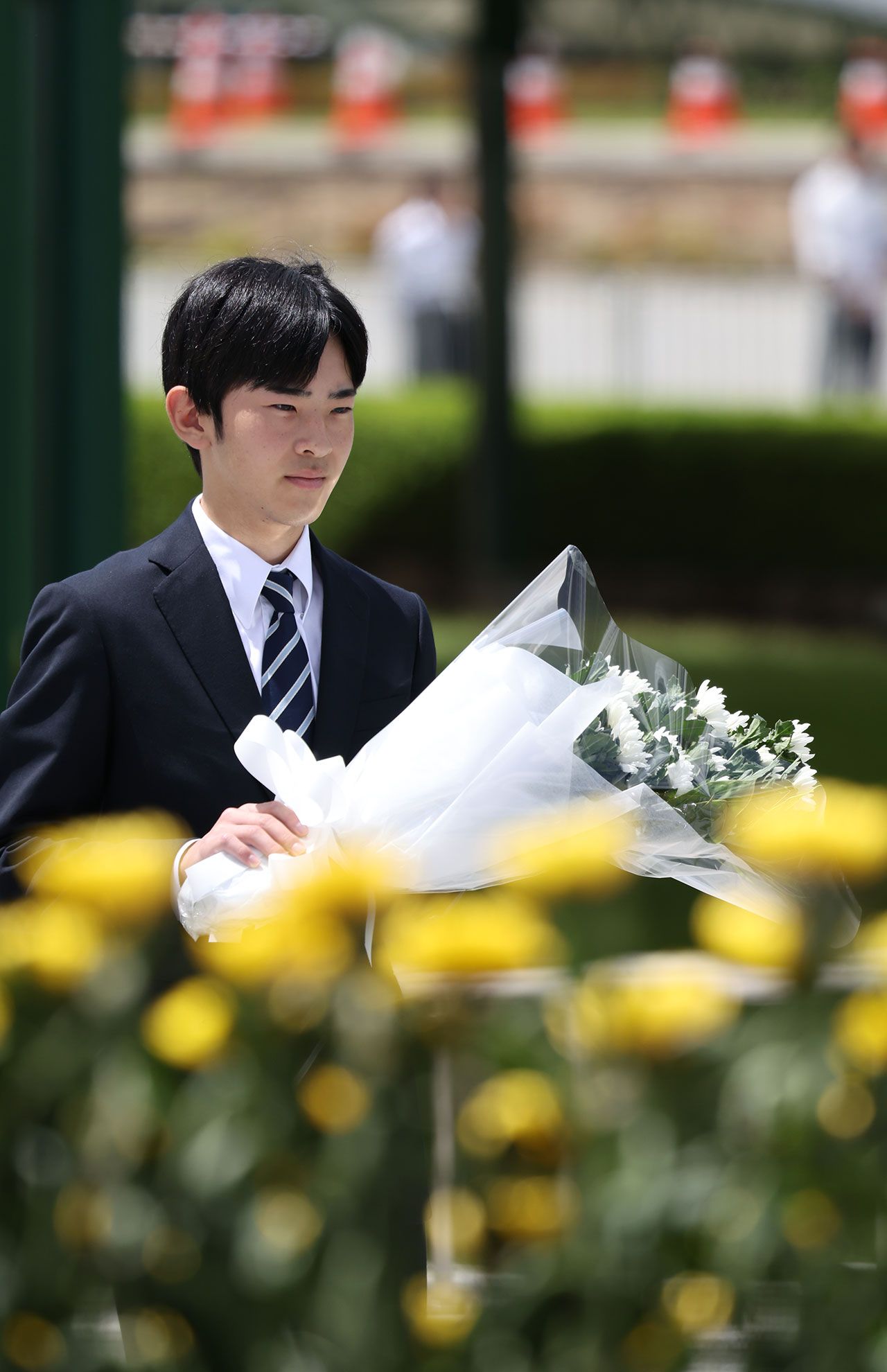 8月7日、広島の平和公園を訪れ献花される悠仁さま