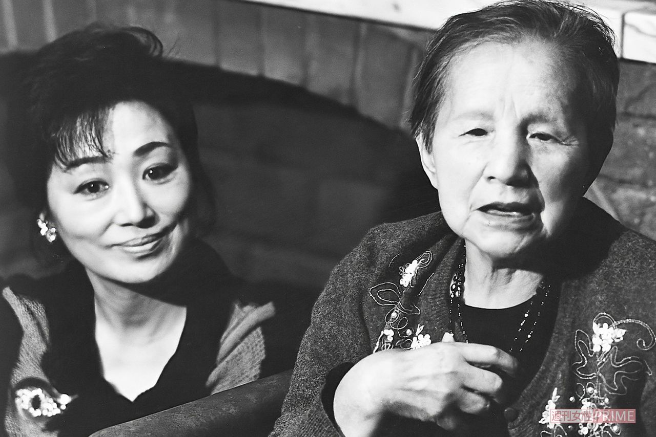 舞台『ガタゴト列車…』主人公のモデル・井上マスさん（右）にお会いしたときの浜さん　写真提供／浜木綿子さん