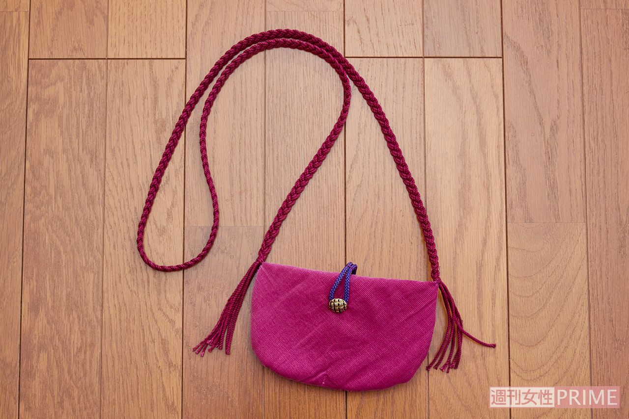 昔着ていたジャケットの肩パッドの形を生かして、ポシェットに（撮影／廣瀬靖士）