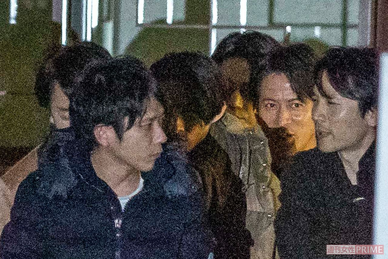 向き合って何かを話している嵐・二宮和也とV6・長野博