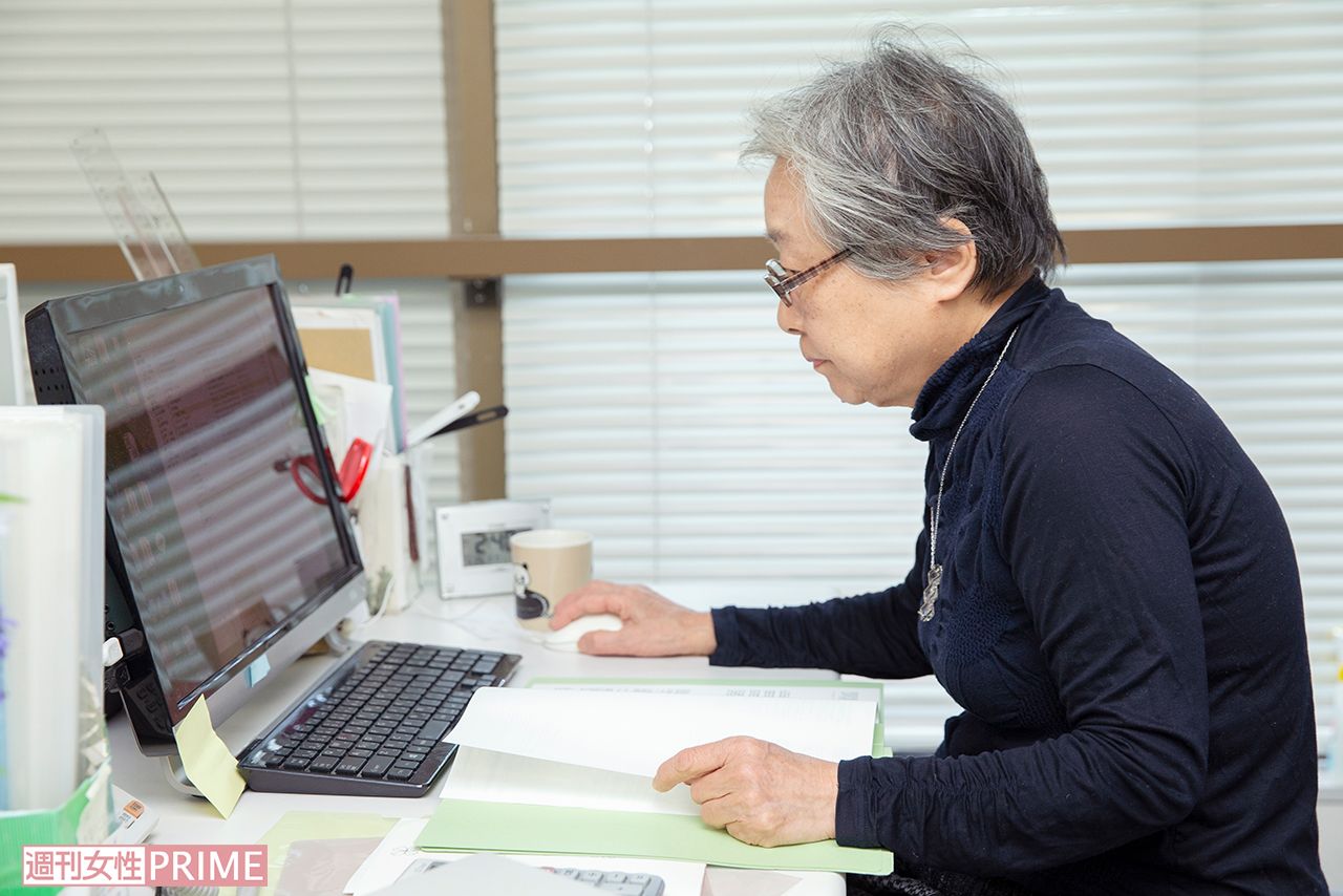 電話取りや事務処理などの仕事をこなすヤヱさん