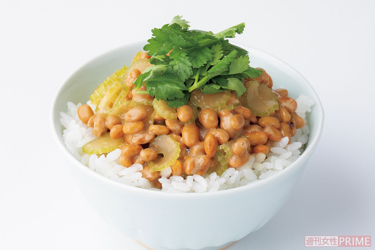 納豆とセロリのパクチー丼　撮影／矢島泰輔