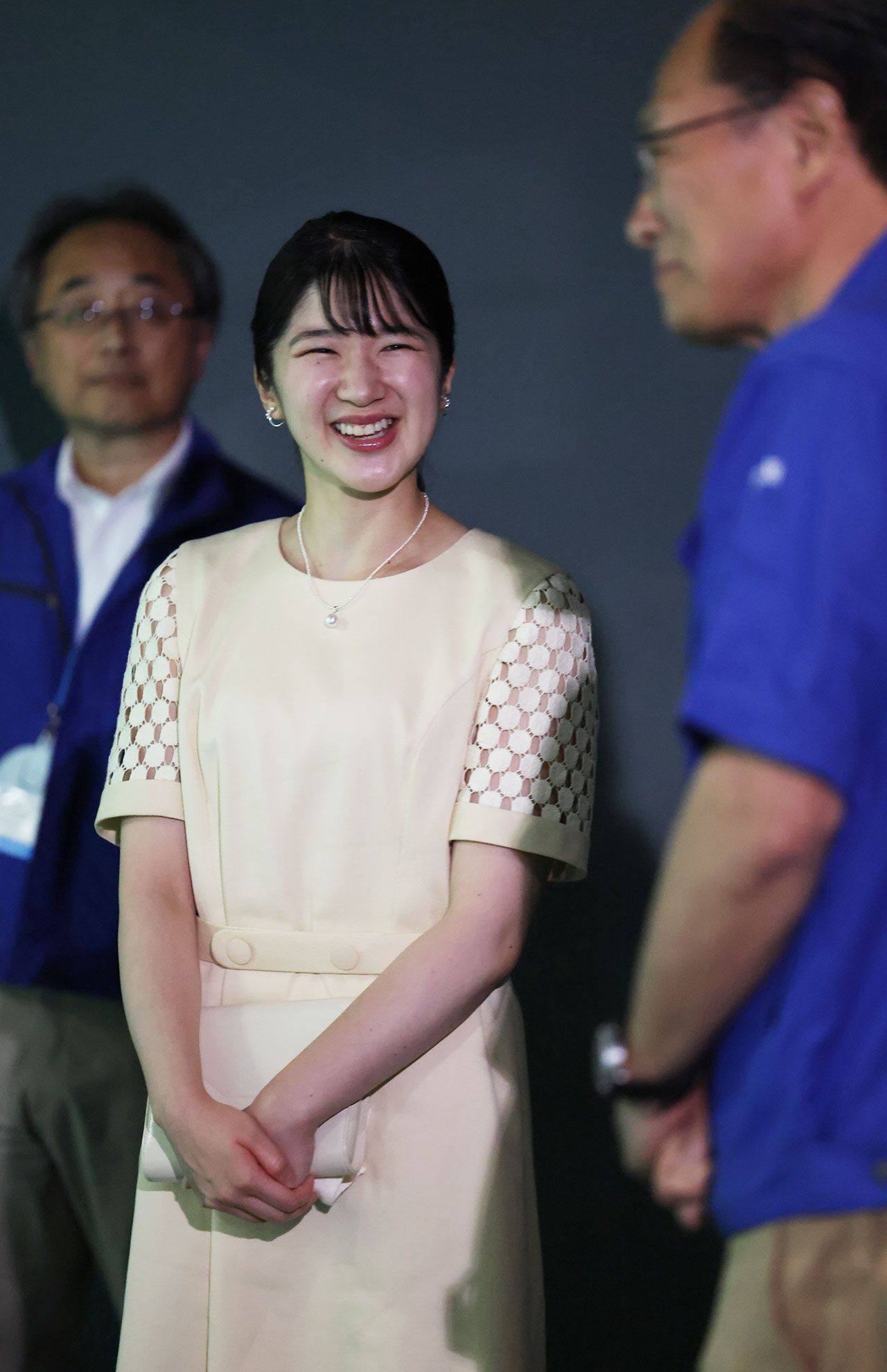 8月1日、鳥羽水族館を訪問された愛子さま。職員と懇談される様子