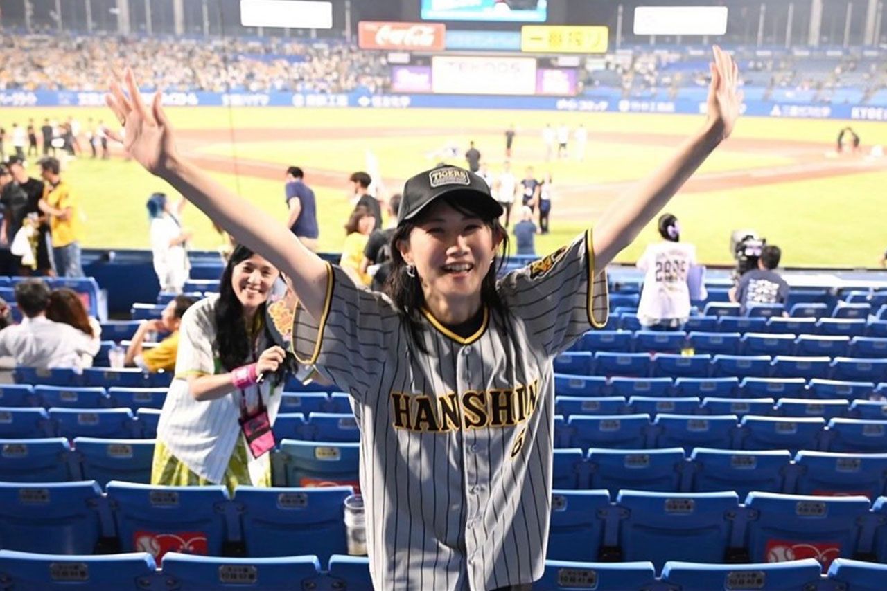 自他共に認める阪神ファンの中江有里さん。この“推し活”が心と身体の元気の源と語る
