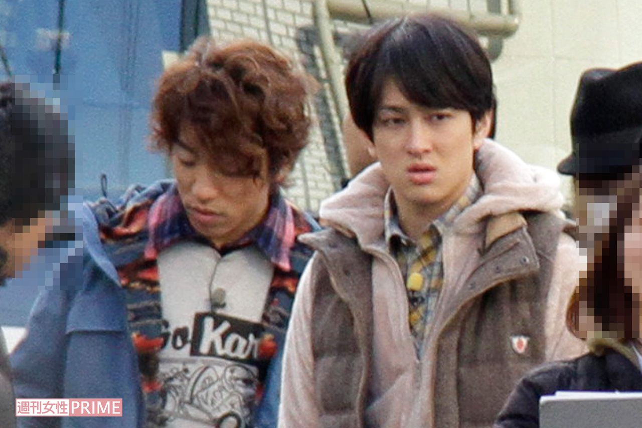 ロケの合間に仲よく談笑していた村上（左）と横山（右）（'12年）