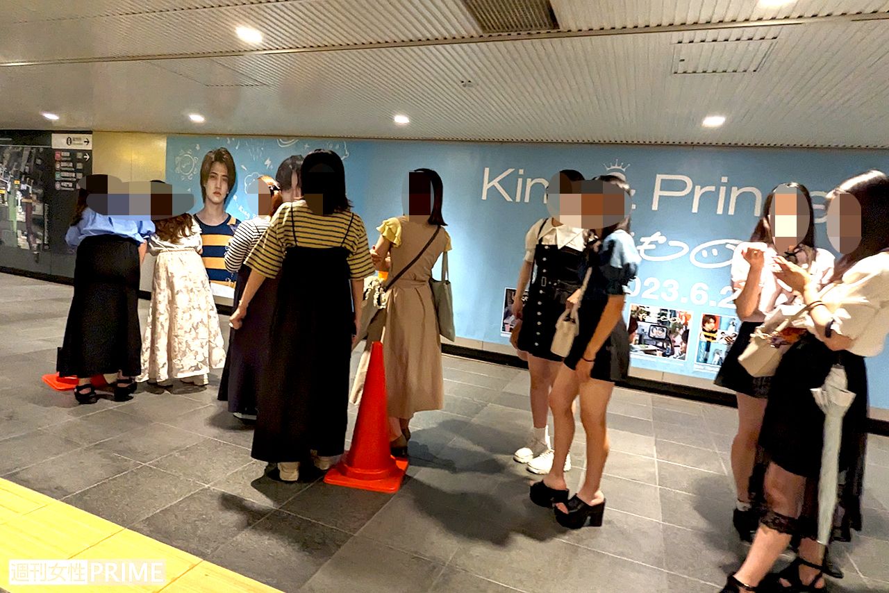 渋谷駅地下通路に展示されたKing & Prince『なにもの』巨大広告にファンが殺到