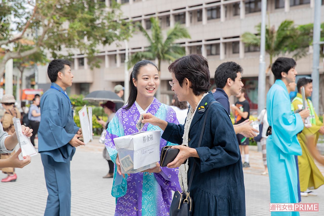 那覇市内のデパート前では、SNSなどを通じて集まった有志たちによる首里城再建のためのチャリティーコンサートと募金活動が。「観光客など人的被害がなかったのがまだ救い」（40代女性）　撮影／北村史成