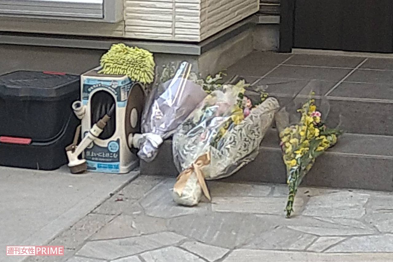 高橋徳弘さん、希美江さんの自宅前には献花が