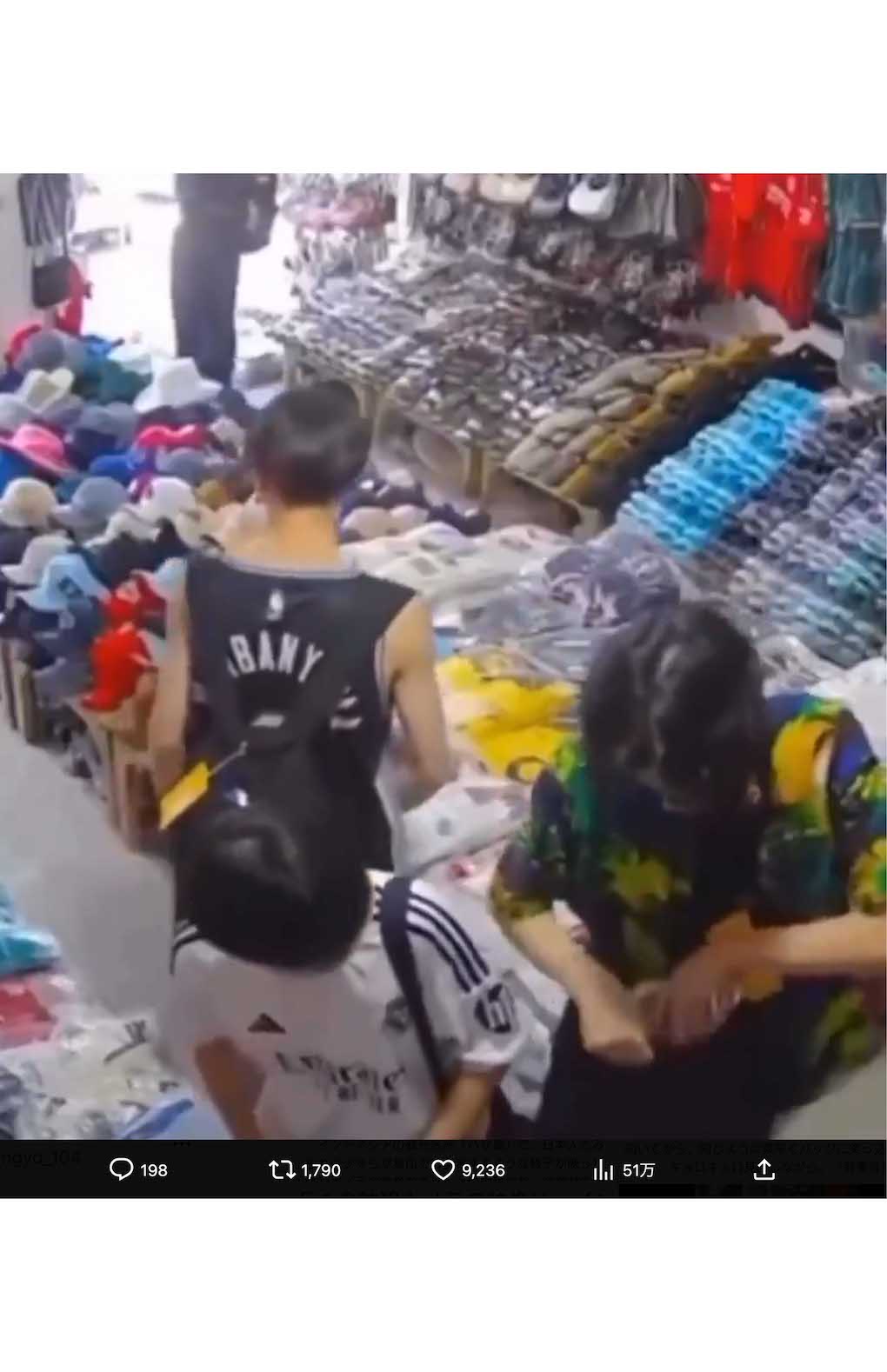 拡散された、京都府の私立・大谷高校生徒による“集団万引き”の様子。周囲を見渡した後、商品をカバンの中に入れる姿が捉えられている（Xより）