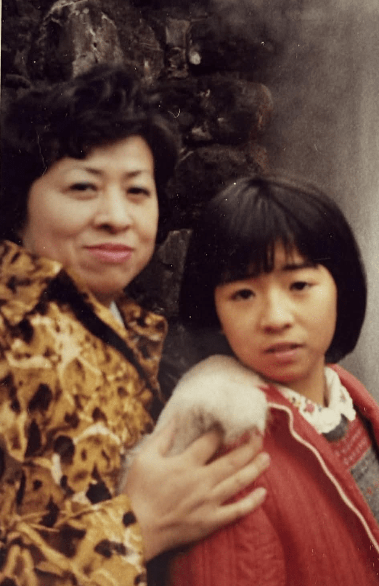 小学6年生のときに大分県・別府温泉で。有名人である母の二面性に反発していた