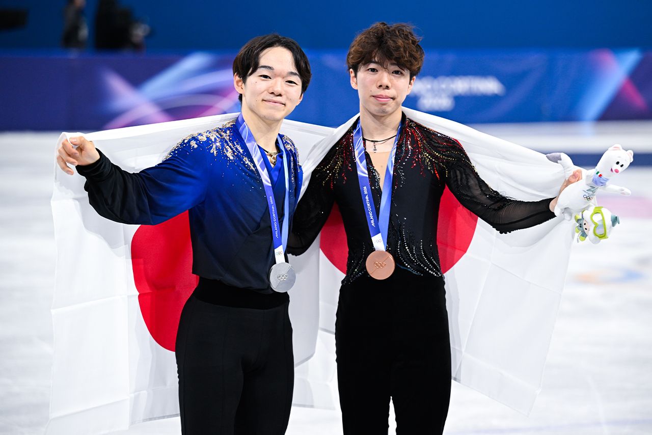 銀メダルの鍵山優真選手と銅メダルの佐藤駿選手（撮影／JMPA）