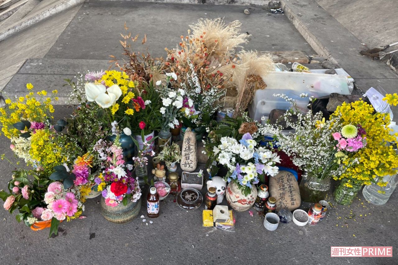 渡邉さんとアイさんが暮らしていた河渡橋西詰の下に置かれた献花台　撮影／小関千恵