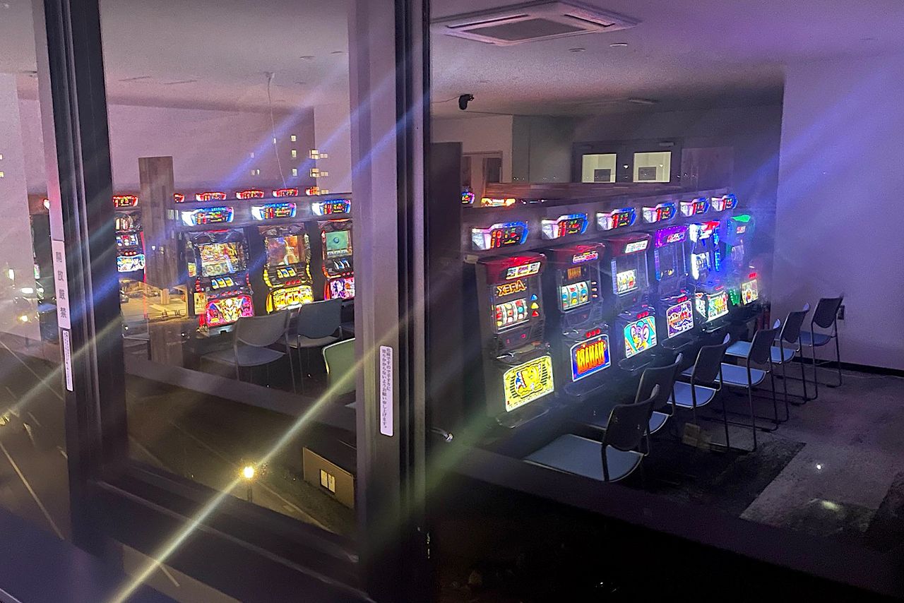 旅館とは思えないスロットコーナー　写真提供／能登の宿 和倉温泉はまづる