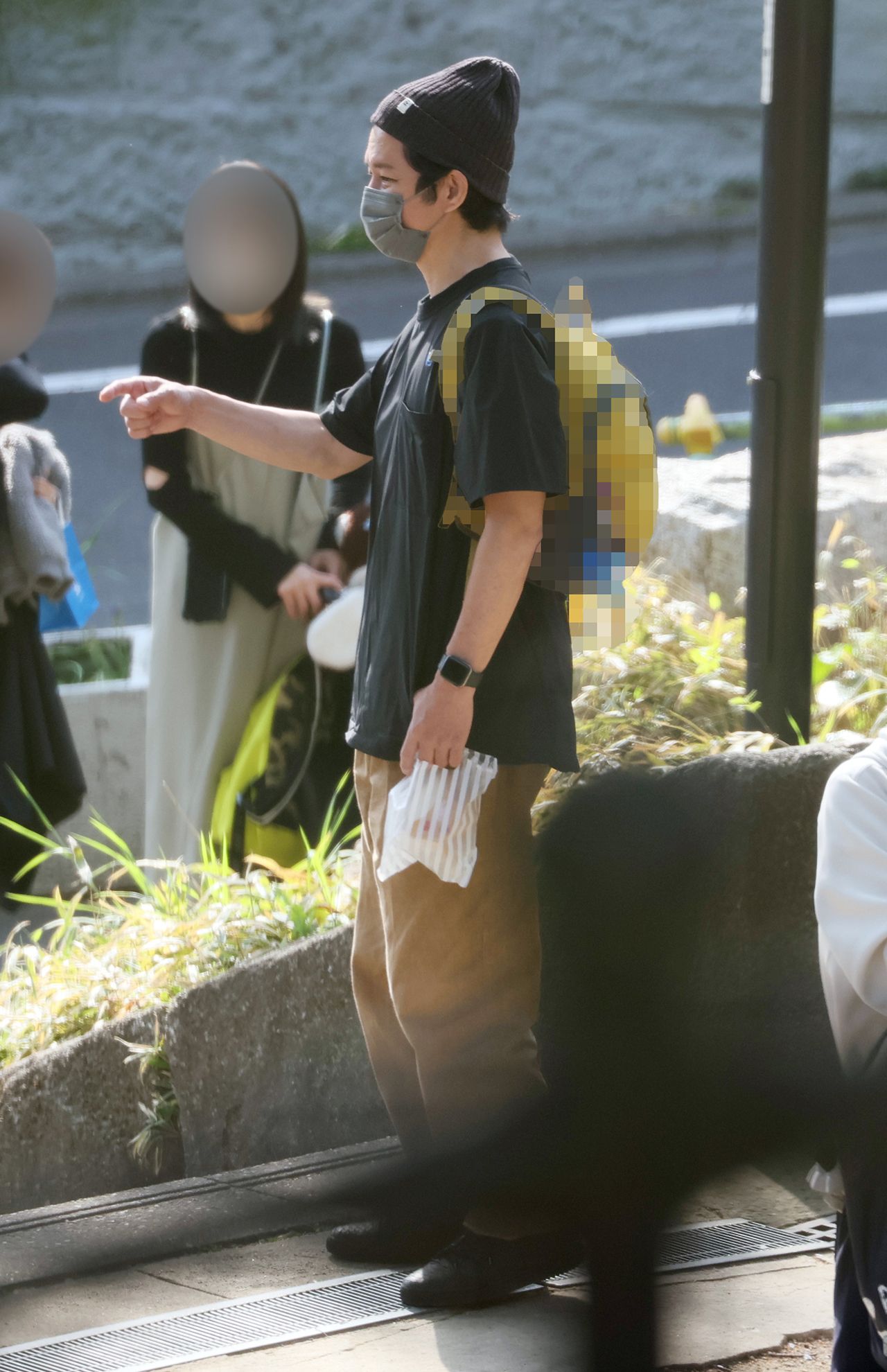 子どもを迎えに行く渡部建（23年4月撮影）