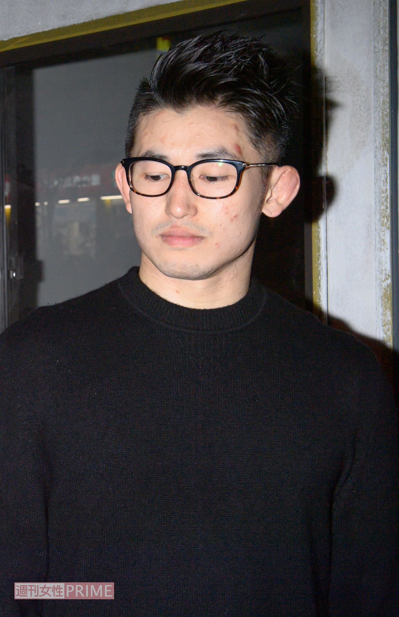 '20年11月、直撃取材を受ける才賀紀左衛門