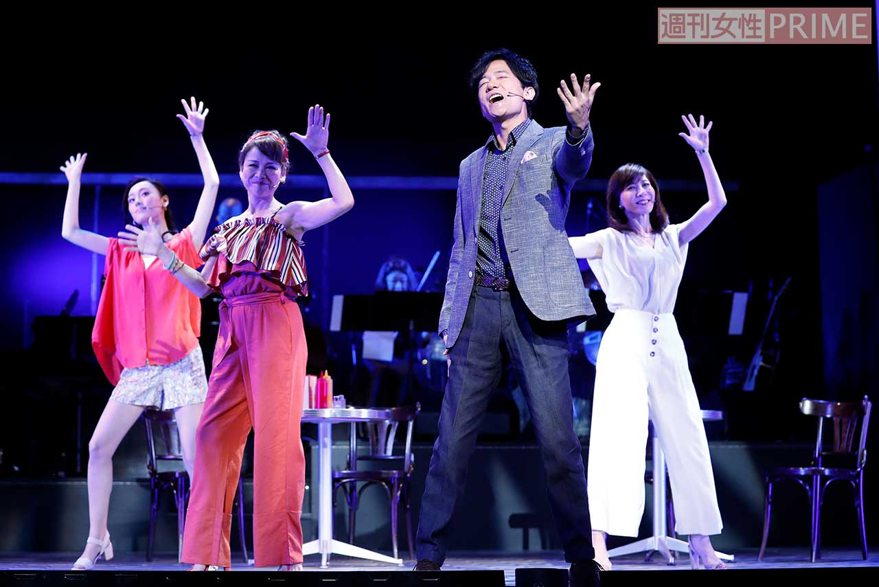 共演は安寿ミラ、北村岳子、中島亜梨沙。実は4人とも血液型がバラバラだそうだが、息はぴったり　撮影/廣瀬靖士