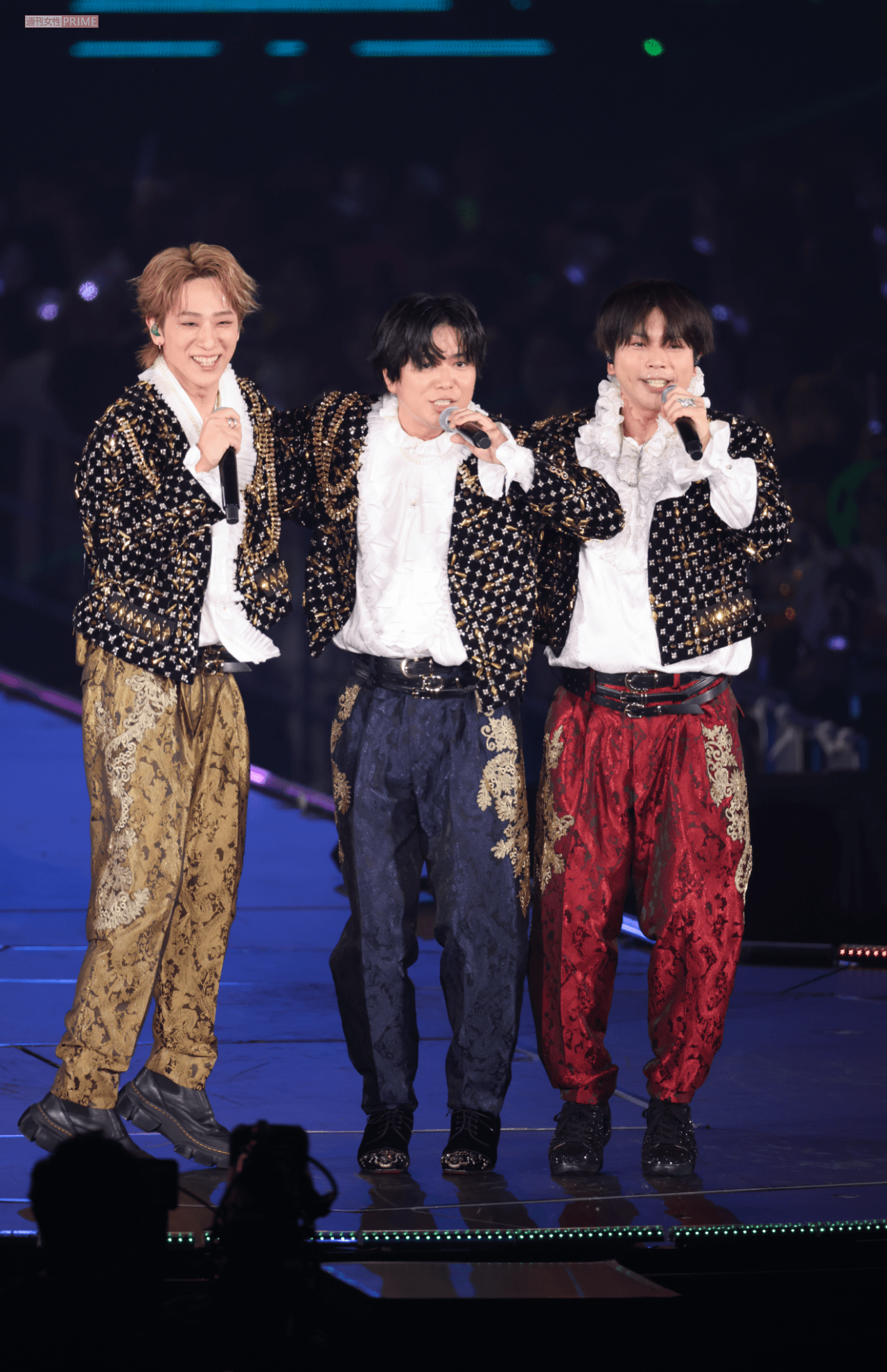 『weeeek』で会場を煽りながら跳びはねる3人。つられてファンも一緒にジャンプ!（撮影／齋藤周造）