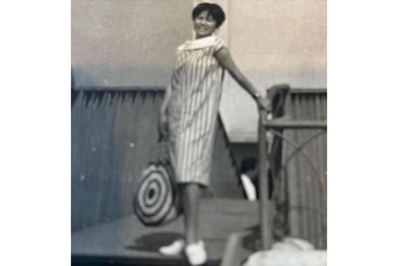 「10代のころに流行っていたサックドレス。まさにシルエットは袋（笑）だけど、中身はほっそりしてたわ～。」と木村さん