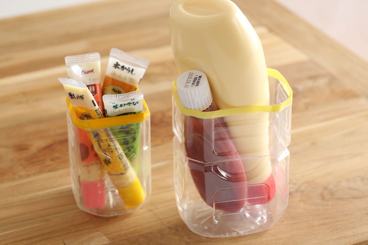 【G】チューブ類は立ててしまうと使いやすい。ペットボトルを半分に切り、切り口にテープを貼れば0円で縦置きグッズのできあがり。「分離するのでケチャップはキャップを上に。マヨネーズは下にしましょう」