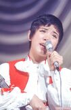 ’72年に『せんせい』で歌手デビュー。『日本レコード大賞』新人賞、『日本歌謡大賞』放送音楽新人賞のほか、翌年の『NHK紅白歌合戦』にも同曲で初出場を果たした