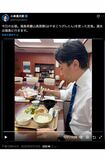 定食を食べている様子をアップした際は、給食より豪華だと批判された(小泉進次郎氏公式Xより)