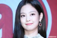 BLACKPINK・ジェニー「四捨五入したら裸」アメリカでのライブ衣装に“過剰露出”の指摘「胸元も股間もすご…