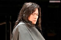稲垣吾郎、主演舞台『サンソン ―ルイ16世の首を刎ねた男―』を好演中！舞台衣装に長髪ウィッグ「キラキラ…