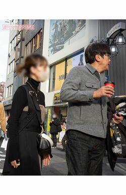 2024年1月、スタイリストと思しき、元『HKT48』宮脇咲良似の美女と一緒だった石橋貴明