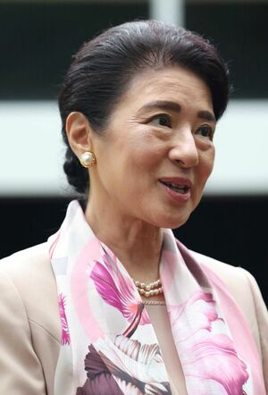 京都府立植物園で花柄のスカーフがすてきな雅子さま