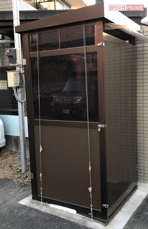 昨夏の佳代さんとマンション前のポリスボックス。“事件”のあとから定期的に警察が使い始めていて、現在は施錠されている