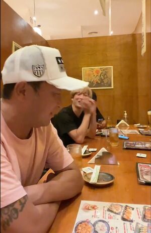 インスタライブ中にTシャツの下からタトゥーをのぞかせる東谷義和氏（公式インスタグラムより）