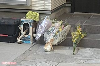 高橋徳弘さん、希美江さんの自宅前には献花が
