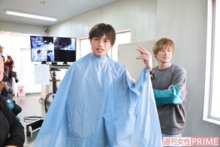 撮影の合間には、スタッフと談笑し、２人が現場を盛り上げる場面も　