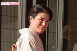 大相撲をご観覧のため国技館へ。居合わせた人たちや報道陣に笑顔を向けられる余裕も（5月14日）