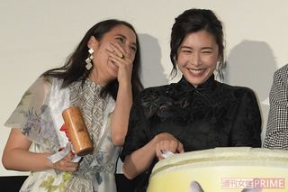 映画『旅猫リポート』公開記念舞台挨拶で広瀬アリスと楽しそうに談笑する竹内結子さん（'18年10月）