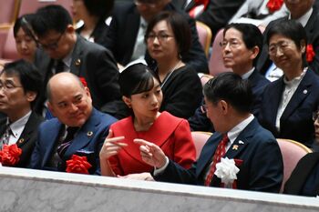 9月27日、全国高校生手話パフォーマンス甲子園に参加するため鳥取県を訪問された佳子さま。手話を用いて知事と話される佳子さま。隣の石橋理事長も自然と笑顔に