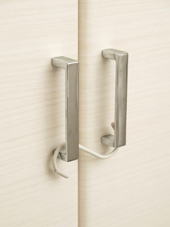 クローゼットなどの取っ手に100均のS字フックをかけて、開くのを防止。寝室だけでなく、キッチンの開き戸などにも対策しておくとよい