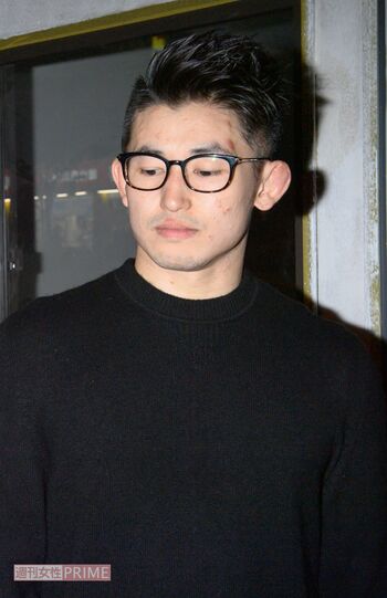 '20年11月、直撃取材を受ける才賀紀左衛門